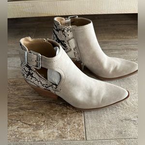 NWOB CUTE SZ 8.5 Tan Snake Cowgirl Heel Silver Buckle Ankle Boots